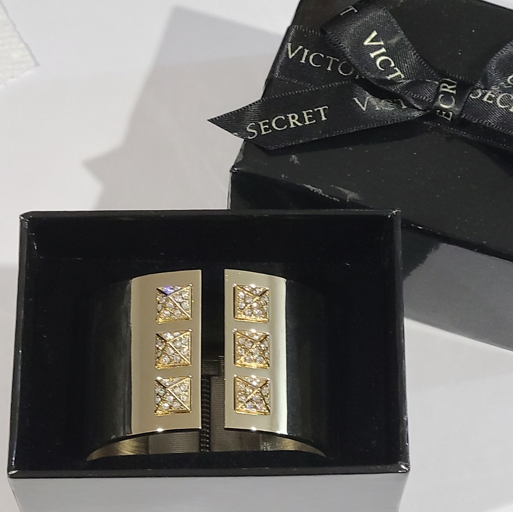 New VS Bangle Bracelet Gold Decent NIB